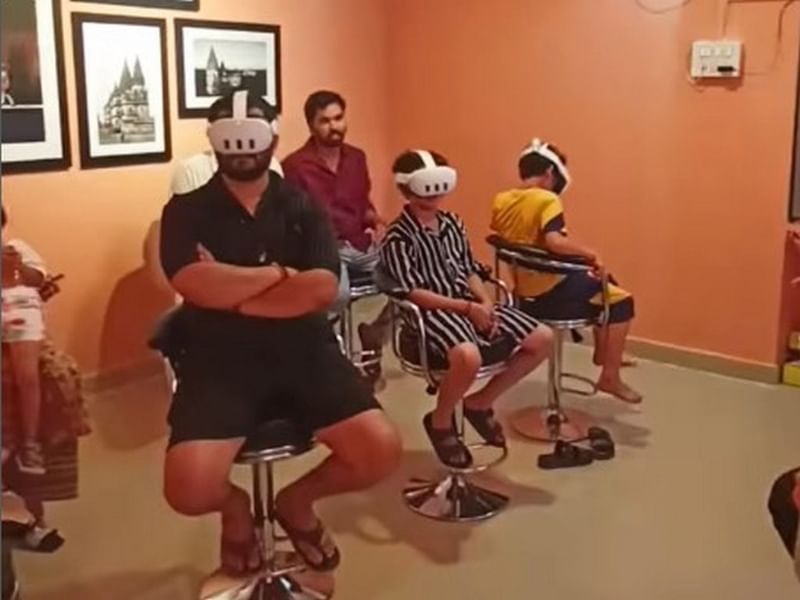 मध्य प्रदेश की विरासत पर आधारित वर्चुअल रियलिटी अनुभव 'आंखों देखा' का आनंद लेते दर्शक. राज्य पुरातत्व निदेशालय के सहयोग से भोपाल और ओरछा में वीआर केंद्र स्थापित किए गए हैं | इंस्टाग्राम/@aankhon.dekha