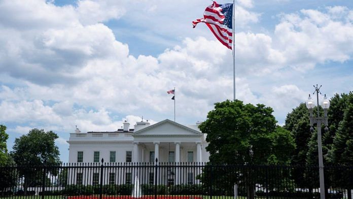 Flag of the US outside White House | Photo: Reuters