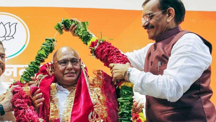 Outgoing Madhya Pradesh BJP president V.D. Sharma felicitates Hemant Khandelwal at the party headquarters in Bhopal Wednesday | Photo: ANI