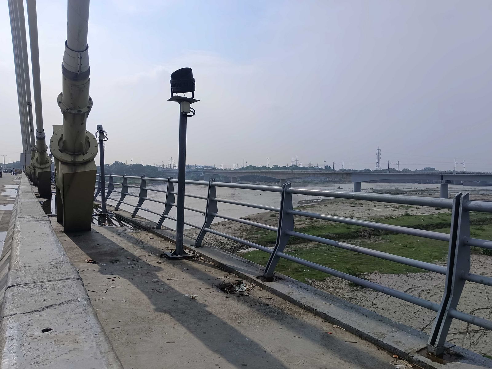 पुल पर लगे लोहे के बैरिकेड्स की ऊंचाई काफी कम है, जिससे सुरक्षा संबंधी चिंताएं बढ़ रही हैं | फोटो: अलमिना खातून/दिप्रिंट