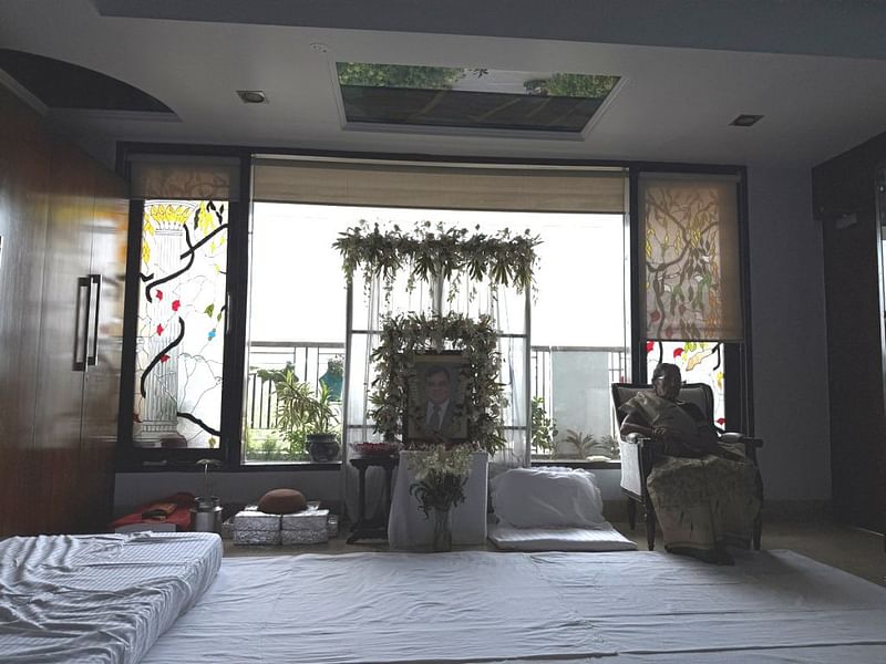 गोपाल खेमका के घर के पूजा कक्ष में, उनकी मां गायत्री देवी चुपचाप बेटे की तस्वीर के पास बैठी रहती हैं. हत्या के बाद से उनका परिवार मीडिया और नेताओं से दूरी बनाए हुए है, बस चुपचाप पुलिस की जांच का इंतज़ार कर रहा है | फोटो: ज्योति यादव/दिप्रिंट