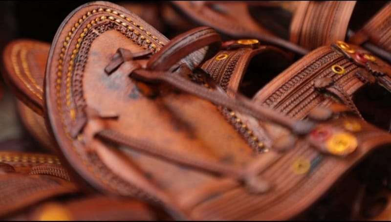 कभी रोज़ पहनने वाली चप्पल मानी जाने वाली हाथ से बनी कोल्हापुरी चप्पलें अब कई लोगों की पहुंच से बाहर हो गई हैं. मर्दों की कप्शी चप्पल की कीमत अब करीब 2,400 रुपये है | फोटो: मोहम्मद हम्माद/दिप्रिंट