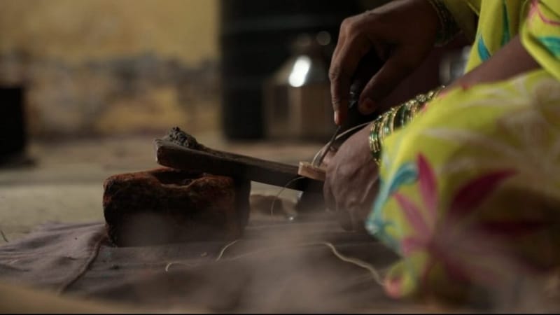 कारीगर भारती टैन की हुई भेड़ की खाल की पट्टियों की चोटी बनाते हुए | फोटो: मोहम्मद हम्माद/दिप्रिंट