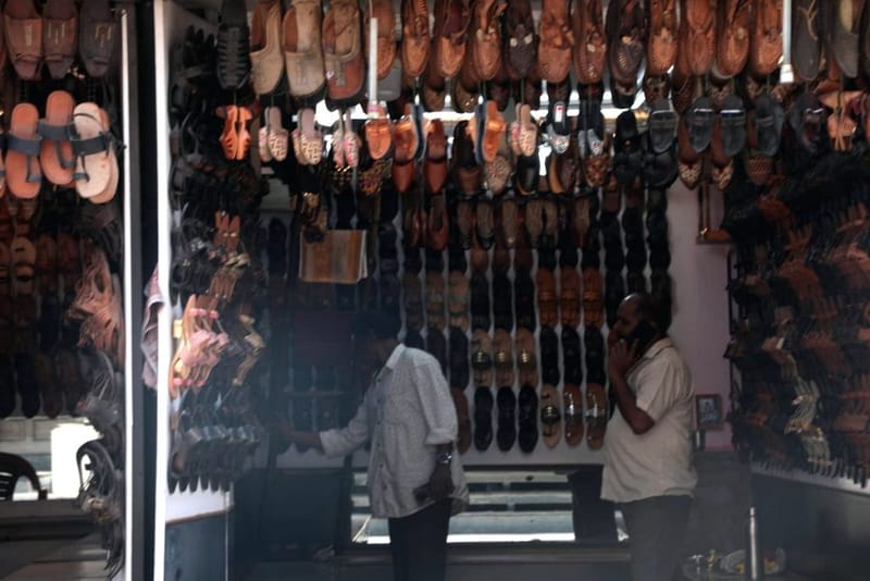 एक दुकान में दर्जनों तरह की कोल्हापुरी चप्पलें सजाकर रखी गई हैं, जिनमें कप्शी, खास, बूईवाड़ी और कुरुंदवाड़ी सबसे ज्यादा मशहूर डिज़ाइन्स हैं | फोटो: मोहम्मद हम्माद/दिप्रिंट