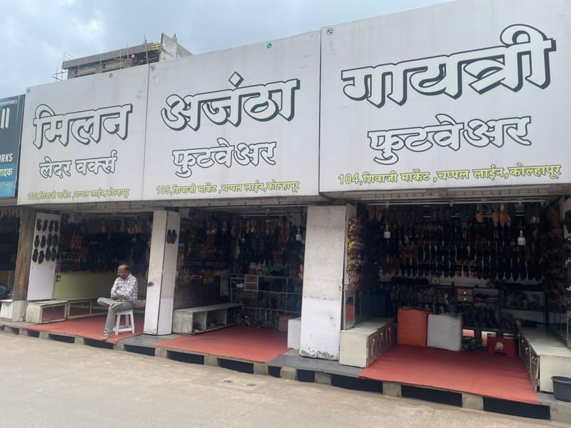 शिवाजी चौक का 'चप्पल बाज़ार', यहां करीब 50 से ज़्यादा कोल्हापुरी चप्पल की दुकानें एक के बाद एक सजी हुई हैं | फोटो: मोहम्मद हम्माद/दिप्रिंट