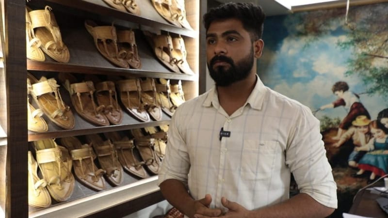 कोल्हापुरी चप्पलों में मशीनों जैसी एकरूपता नहीं होती. हर जोड़ी अपने आप में खास होती है. शुभम साटपुते, इंगा लेदर्स के मालिक | फोटो: मोहम्मद हम्माद/दिप्रिंट