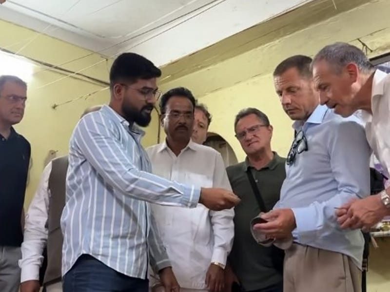 कोल्हापुर के एक वर्कशॉप में मौजूद प्राडा की तकनीकी टीम के सदस्य | फोटो: इंस्टाग्राम/@ingaleathers