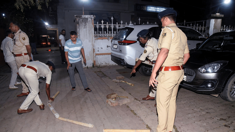 4 जुलाई को पटना में व्यवसायी गोपाल खेमका की उनके आवास के पास गोली मारकर हत्या के बाद घटनास्थल पर पुलिसकर्मी | ANI