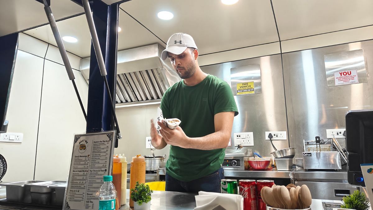 Sahib Arora's gyros have had patrons come back for more | Photo: Tina Das, ThePrint