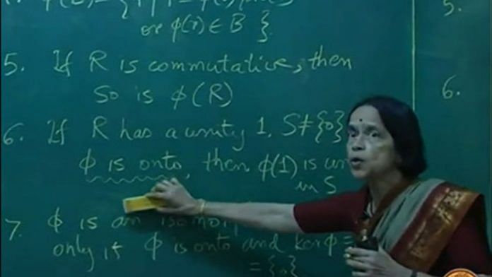 Mangala Narlikar in class | Bhaskaracharya Pratishthana