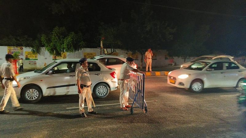 इस बढ़ते अपराध के बीच पटना पुलिस सोशल मीडिया एक्स पर हर रात गश्त की अपडेट दे रही है. उनका एक स्लोगन भी है—“दिन या रात, पटना पुलिस है आपके साथ.” | फोटो: एक्स/@PatnaPolice24x7