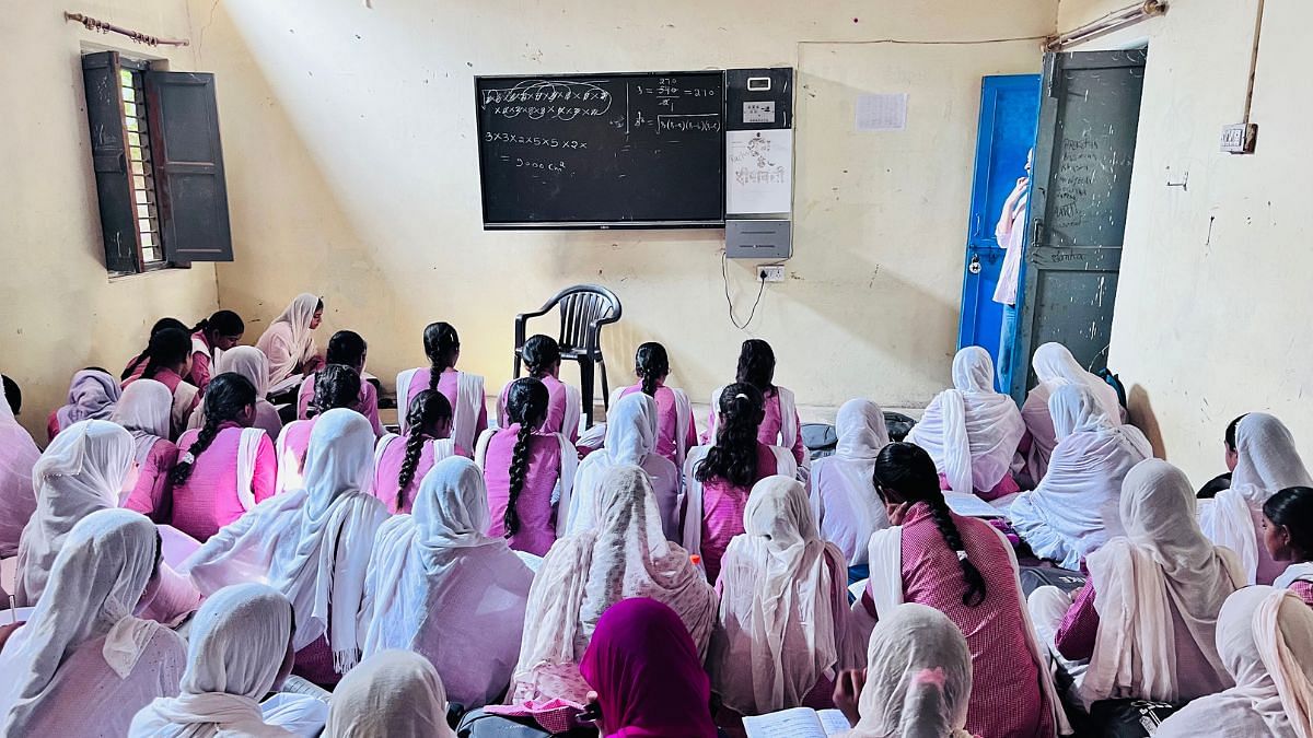 फिरोज़पुर झिरका के सरकारी गर्ल्स सीनियर सेकेंडरी स्कूल की क्लास में डिजिटल बोर्ड | फोटो: फरीहा इफ्तिखार/दिप्रिंट
