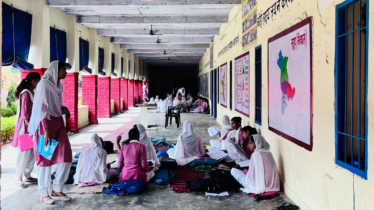 फिरोज़पुर झिरका के राजकीय कन्या वरिष्ठ माध्यमिक विद्यालय की छात्राएं | फोटो: फरीहा इफ्तिखार/दिप्रिंट