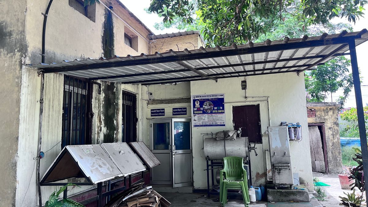 MGCU के बॉटनी और केमिस्ट्री विभागों वाला ढांचा | फोटो: फरीहा इफ्तिखार/दिप्रिंट