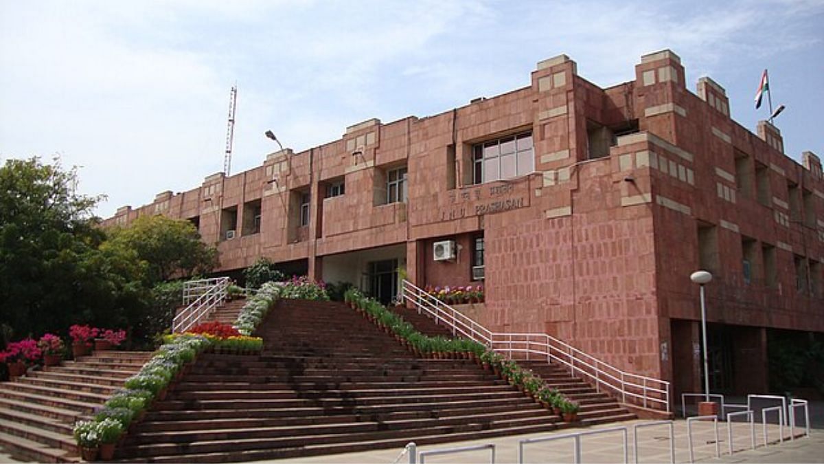 जेएनयू उन विश्वविद्यालयों में है जहां चार साल का कोर्स लागू कर दिया गया है | जेएनयू प्रशासनिक ब्लॉक की फाइल फोटो/कॉमन्स