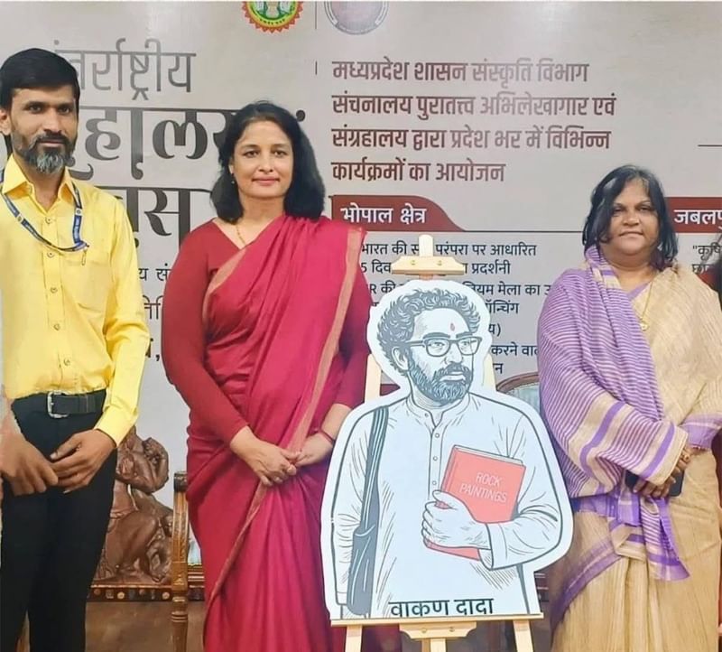 सफेद कुर्ता-पायजामा, घनी दाढ़ी, माथे पर तिलक और कंधे पर काला झोला—इन्हीं विशेषताओं के साथ उन्हें ‘पुरातात्विक दादा’ कहा जाता है. यह अनोखा शुभंकर प्रसिद्ध पुरातत्वविद् वी.एस. वाकणकर से प्रेरित है, जिन्होंने 1957 में भीमबेटका की गुफाओं की खोज की थी. यह गुफाएं अब यूनेस्को की विश्व धरोहर सूची में शामिल हैं | फोटो: विशेष प्रबंध