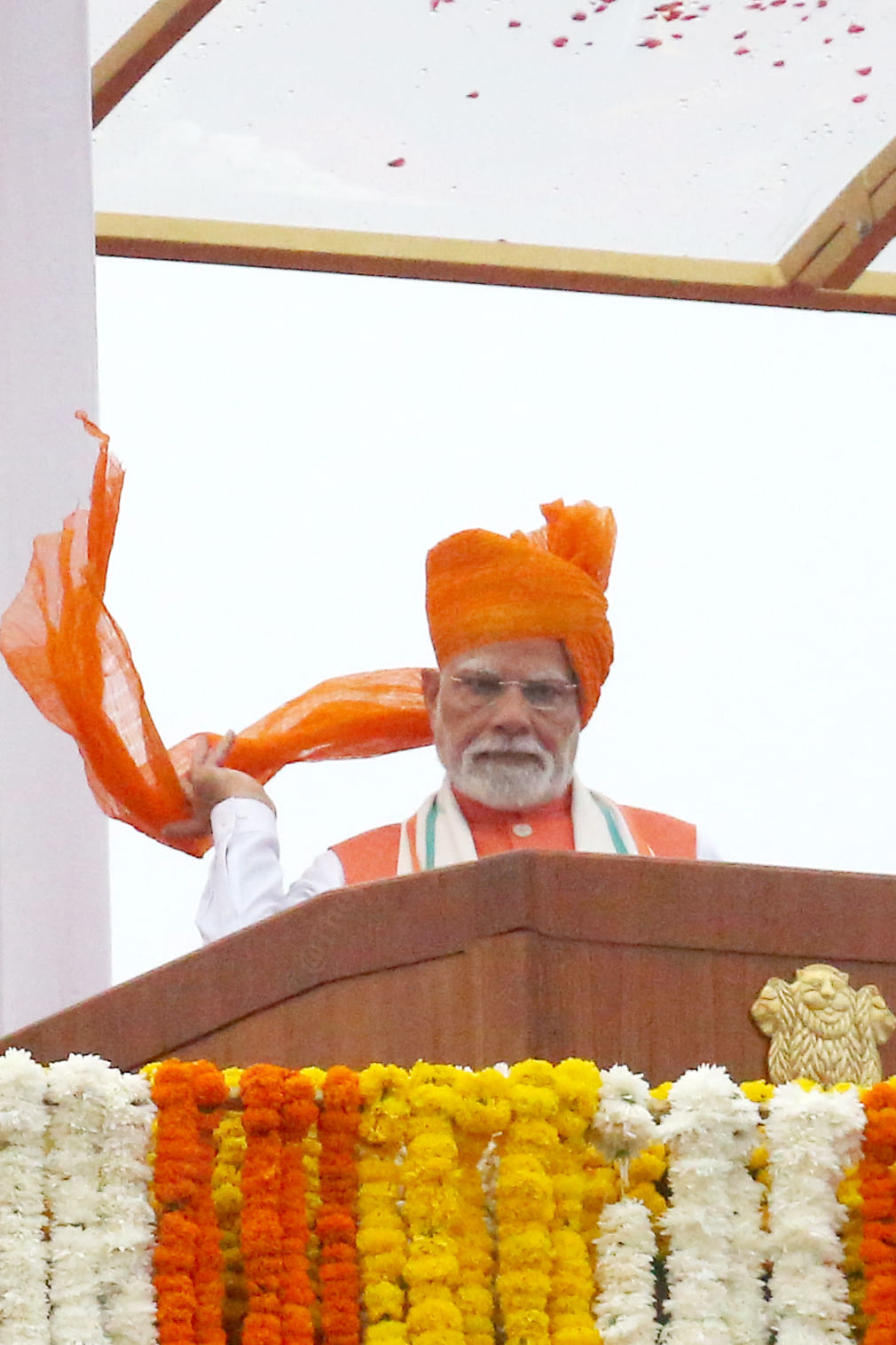 Modi adjust his turban as a gust of wind swishes past the ramparts of the Red Fort | Praveen Jain | ThePrint 
