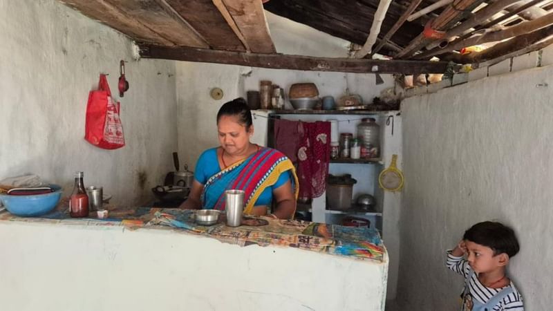 दुर्गा अपने कम साज-सज्जा वाले घर में, जो जीर्ण-शीर्ण अवस्था में है. उन्हें अपने काम पर गर्व है, जबकि दूसरे गांल वाले उनसे दूरी बनाकर रखते हैं | फोटो: शुभांगी मिश्रा/दिप्रिंट