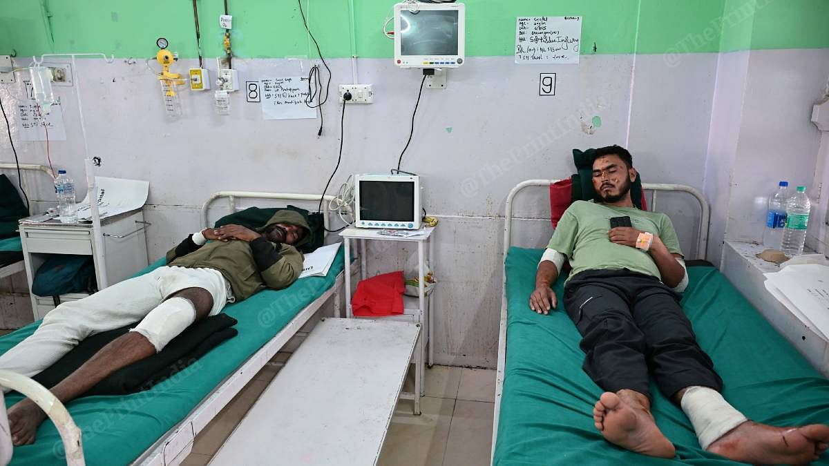 गोपाल (दाएं), उत्तरकाशी के स्थानीय निवासी जो आर्मी कैंप में काम करते हैं | फोटो: सूरज सिंह बिष्ट/दिप्रिंट