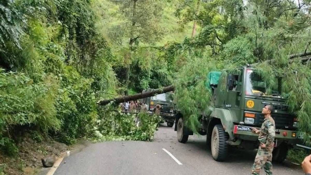 मानसून की बारिश के बाद हिमाचल प्रदेश में 900 से अधिक सड़कें अवरुद्ध | फोटो: स्पेशल अरेंजमेंट