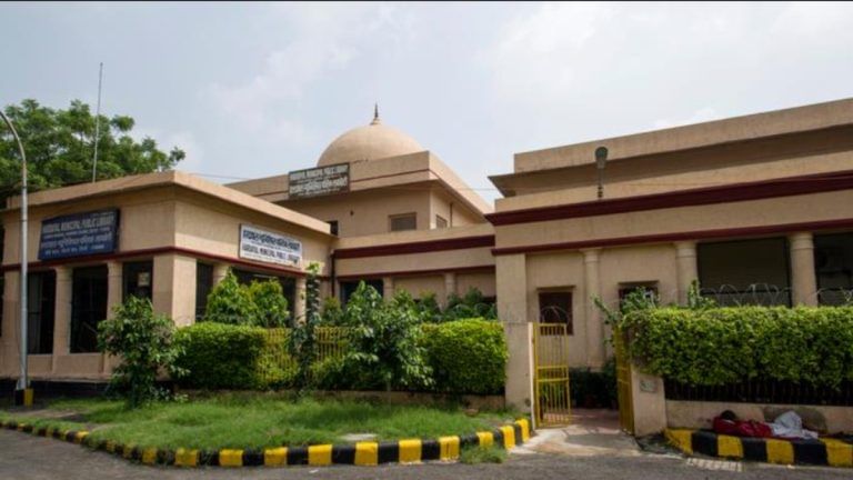 Once a public treasure, heritage library that witnessed freedom struggle wastes away in Chandni Chowk