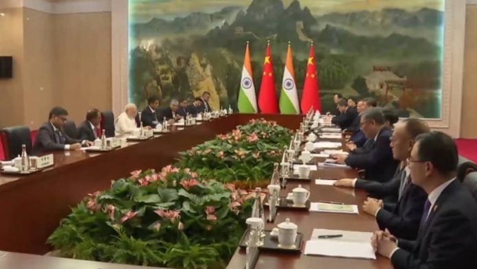 Prime Minister Narendra Modi in a meeting with Chinese President Xi Jinping and other officials in Tianjin, China, Sunday | Photo: X/@NarendraModi
