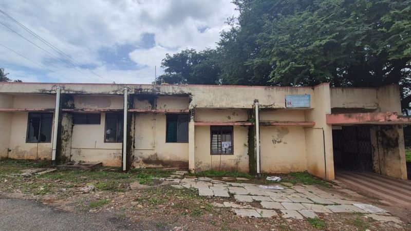 धारवाड़ ज़िला अस्पताल का शवगृह. अंदर, ग्रुप डी के दो अटेंडेंट एक आत्महत्या मामले का पोस्टमॉर्टम कर रहे थे, जबकि एक डॉक्टर नोट्स ले रहा था; यहां के अटेंडेंट स्थायी कर्मचारी हैं | फोटो: शुभांगी मिश्रा/दिप्रिंट