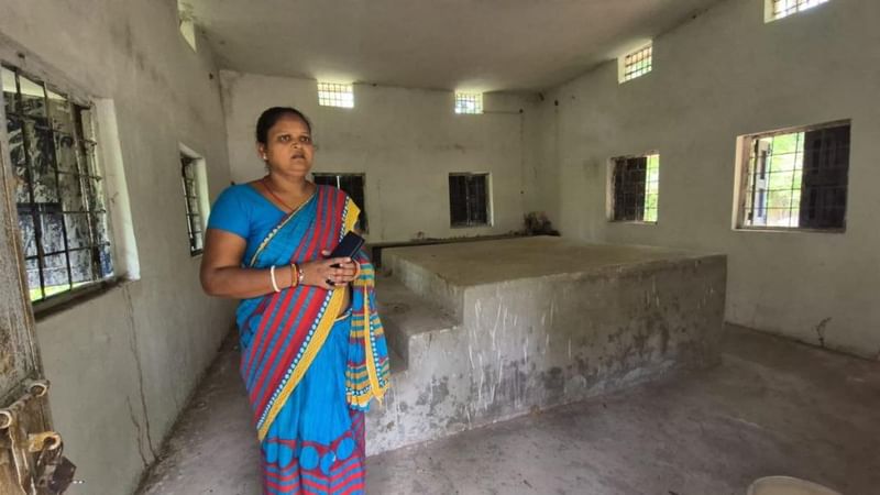 सीमेंट की वह स्लैब जहां संतोषी दुर्गा शव-परीक्षण करती हैं. कमरे में न बिजली है, न पानी और उन्हें सिर्फ 8,000 रुपये प्रति माह मिलते हैं | फोटो: शुभांगी मिश्रा/दिप्रिंट