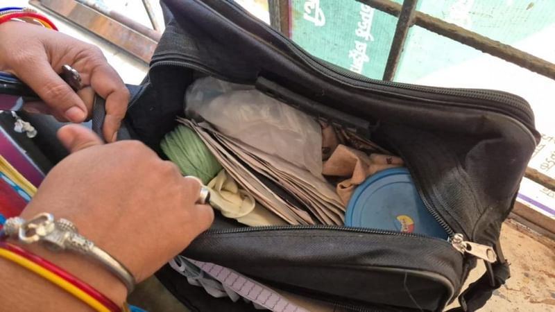 संतोषी दुर्गा के पास पोस्टमार्टम के लिए एक छोटा सा टूलकिट है. दिप्रिंट ने जिन सफाई कर्मचारियों से बात की, उनमें से किसी के पास ब्रेन नाइफ या ऑटोप्सी आरी जैसे उचित उपकरण नहीं थे | फोटो: शुभांगी मिश्रा/दिप्रिंट