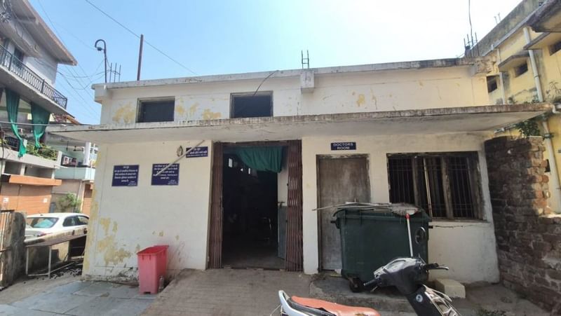 कांकेर के कोमल देव जिला अस्पताल के एक जर्जर कोने में बना मुर्दाघर. दलित कार्यकर्ताओं का कहना है कि डॉक्टरों द्वारा शवों के पास जाने में आनाकानी के कारण इस काम की जातिवादी आउटसोर्सिंग हो गई है | फोटो: शुभांगी मिश्रा/दिप्रिंट