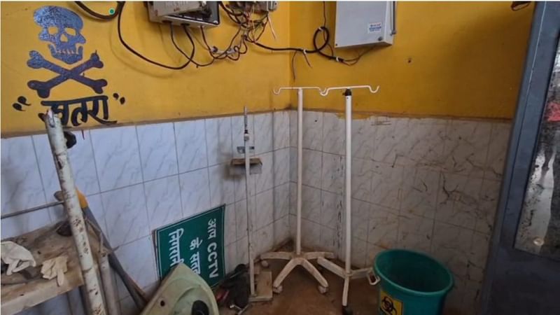 नरहरपुर सामुदायिक स्वास्थ्य केंद्र का वह कोना जहां संतोषी दुर्गा के पोस्टमार्टम के उपकरण रखे हैं. इस जगह पर खोपड़ी और क्रॉसबोन की चेतावनी लिखी है | फोटो: शुभांगी मिश्रा/दिप्रिंट