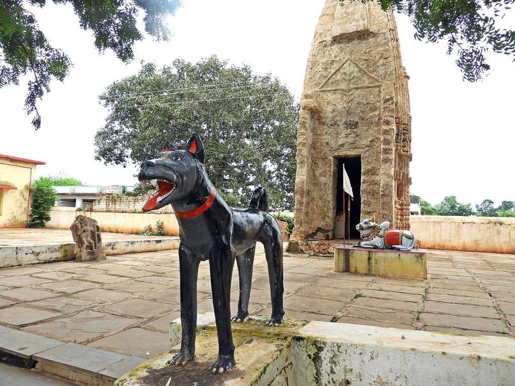 Dog statue 