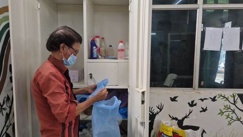 ठेका मज़दूर राकेश रजक पोस्टमार्टम की तैयारी कर रहे हैं. नियमित होना उनका सपना है | फोटो: शुभांगी मिश्रा/दिप्रिंट