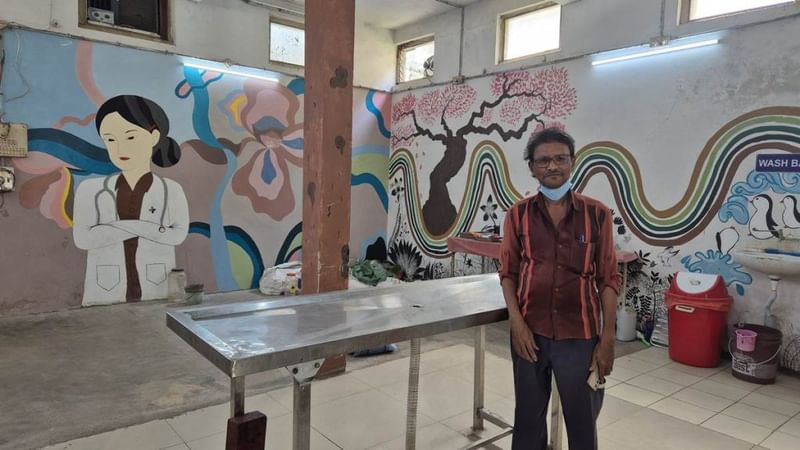 कांकेर के कोमल देव जिला अस्पताल के पोस्टमार्टम रूम में ठेका कर्मचारी राकेश रजक. वे लगभग 15 साल से शव परीक्षण कर रहे हैं | फोटो: शुभांगी मिश्रा/दिप्रिंट