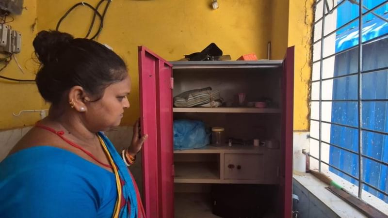 संतोषी दुर्गा के औज़ारों के कैबिनेट में सिर्फ बुनियादी चीज़ें ही हैं | फोटो: शुभांगी मिश्रा/दिप्रिंट