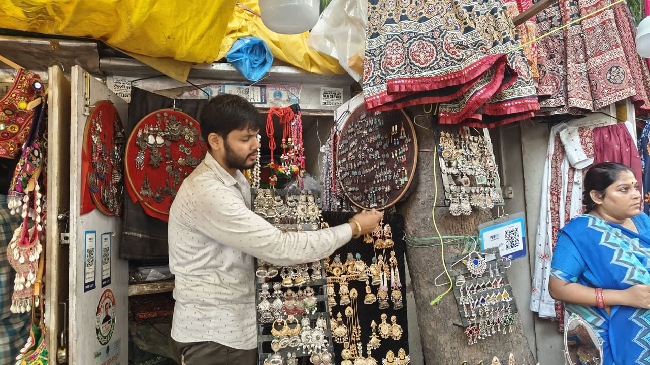 जनपथ की गुजराती लेन में ज्वेलरी सजाते एक दुकानदार | फोटो: टीना दास/दिप्रिंट