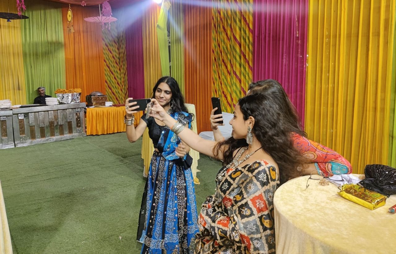 कृति नारनौली और उनकी सहेलियां डांडिया इवेंट में | फोटो: टीना दास/दिप्रिंट