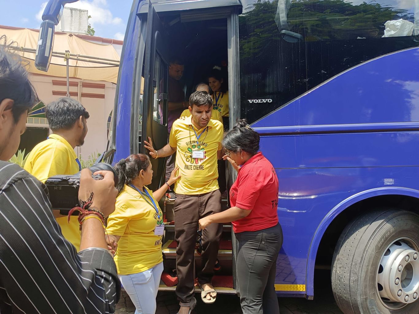 Rising Star Khilte Chehre NGO volunteers assisting the group while boarding and deboarding the bus| Almina Khatoon