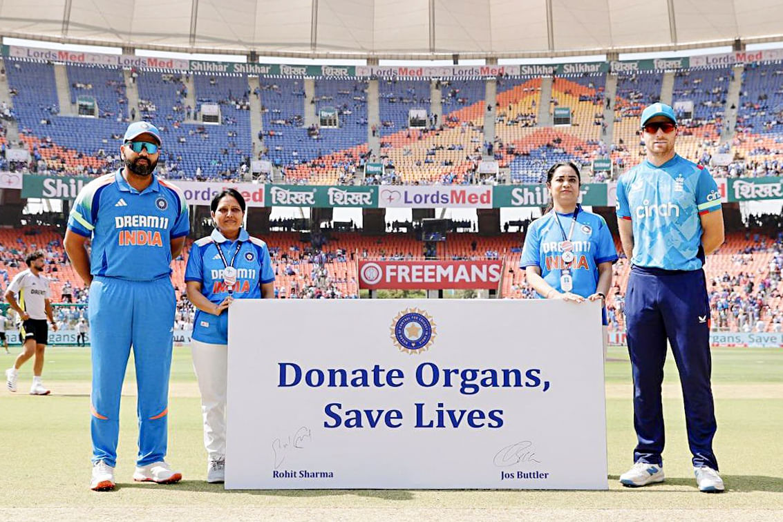 Rohit Sharma and Jos Buttler pose for a picture supporting BCCI's 'Donate Organs, Save Lives' campaign | ANI