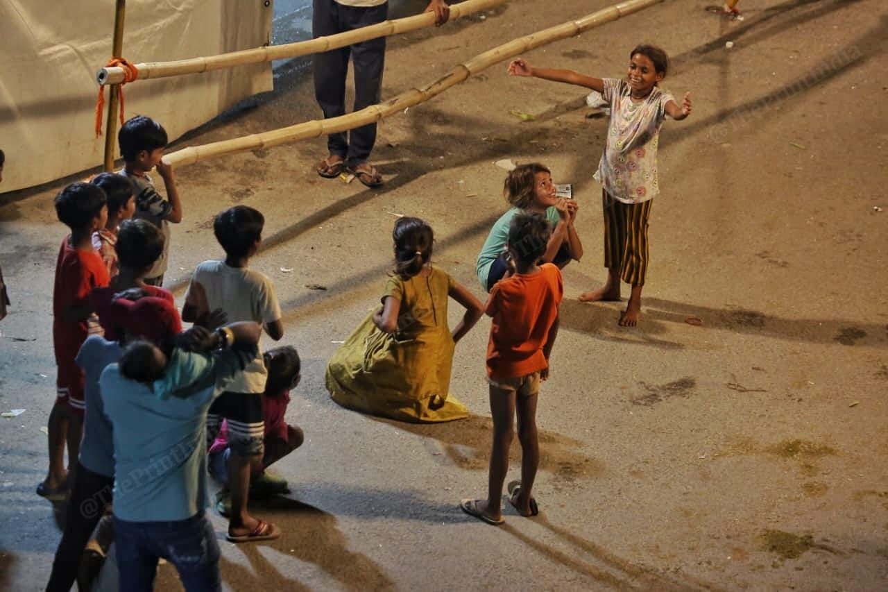 Childrens playing kho-kho for the entertainment at Mayur vihar | Praveen jain | ThePrint.