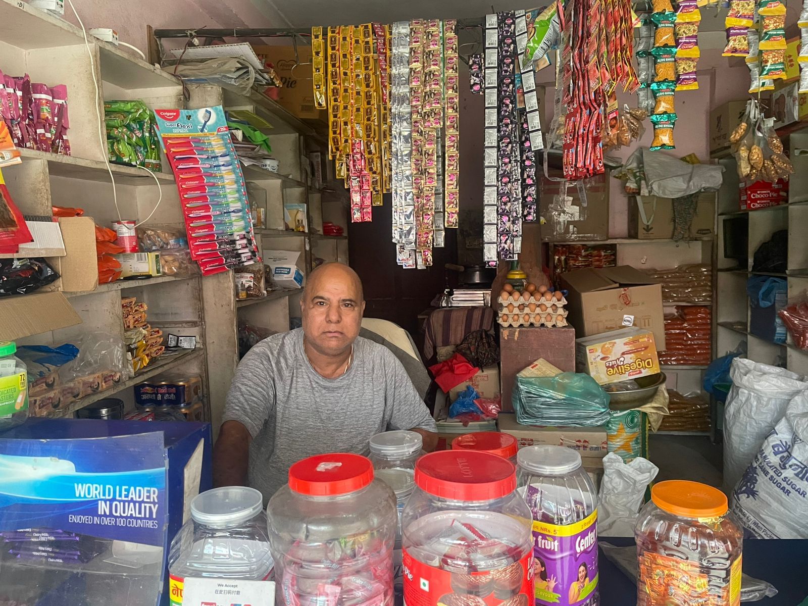 नकुल ज्ञवाली, 62, का कहना है कि सात प्रांत बनाकर हर जगह मंत्री बना दिए गए और उनकी तनख्वाह देने के बाद जनता का पैसा ही खत्म हो गया | फोटो: उदित हिंदुजा/दिप्रिंट