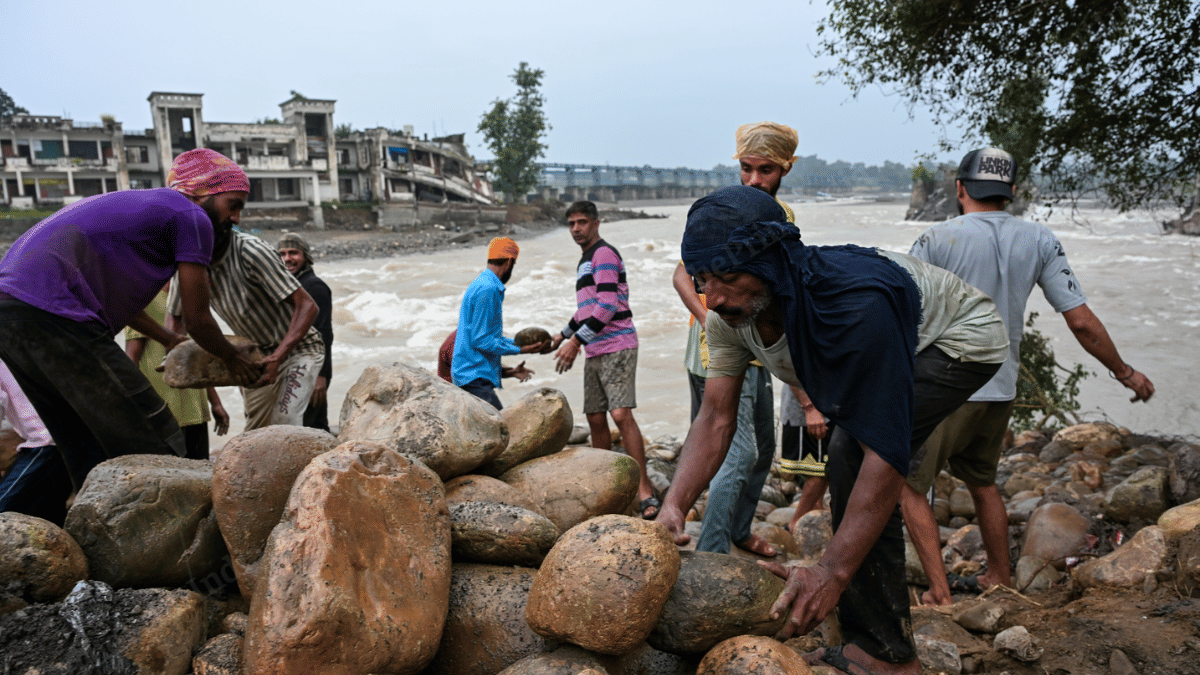 रावी नदी में जलस्तर बढ़ने के बाद तटबंधों को मजबूत करने का काम जारी | फोटो: सूरज सिंह बिष्ट/दिप्रिंट
