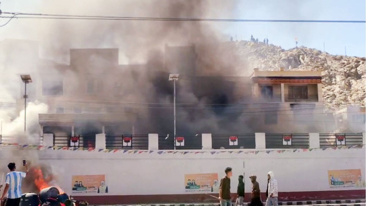 लद्दाख: प्रदर्शनकारियों ने लेह में बीजेपी दफ्तर को आग लगाई | फोटो: एएनआई
