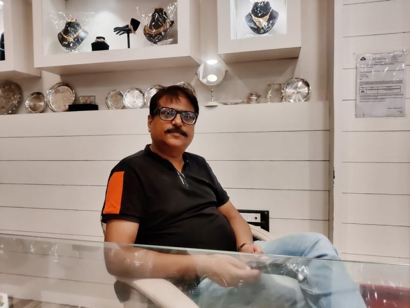 मुरादाबाद में अपनी ज्वेलरी की दुकान पर विपुल गोयल. उनके भाई को इम्यूनोथेरपी मिल रही है, लेकिन परिवार इसे आयुर्वेद से भी पूरक कर रहा है | फोटो: साक्षी मेहरा/दिप्रिंट