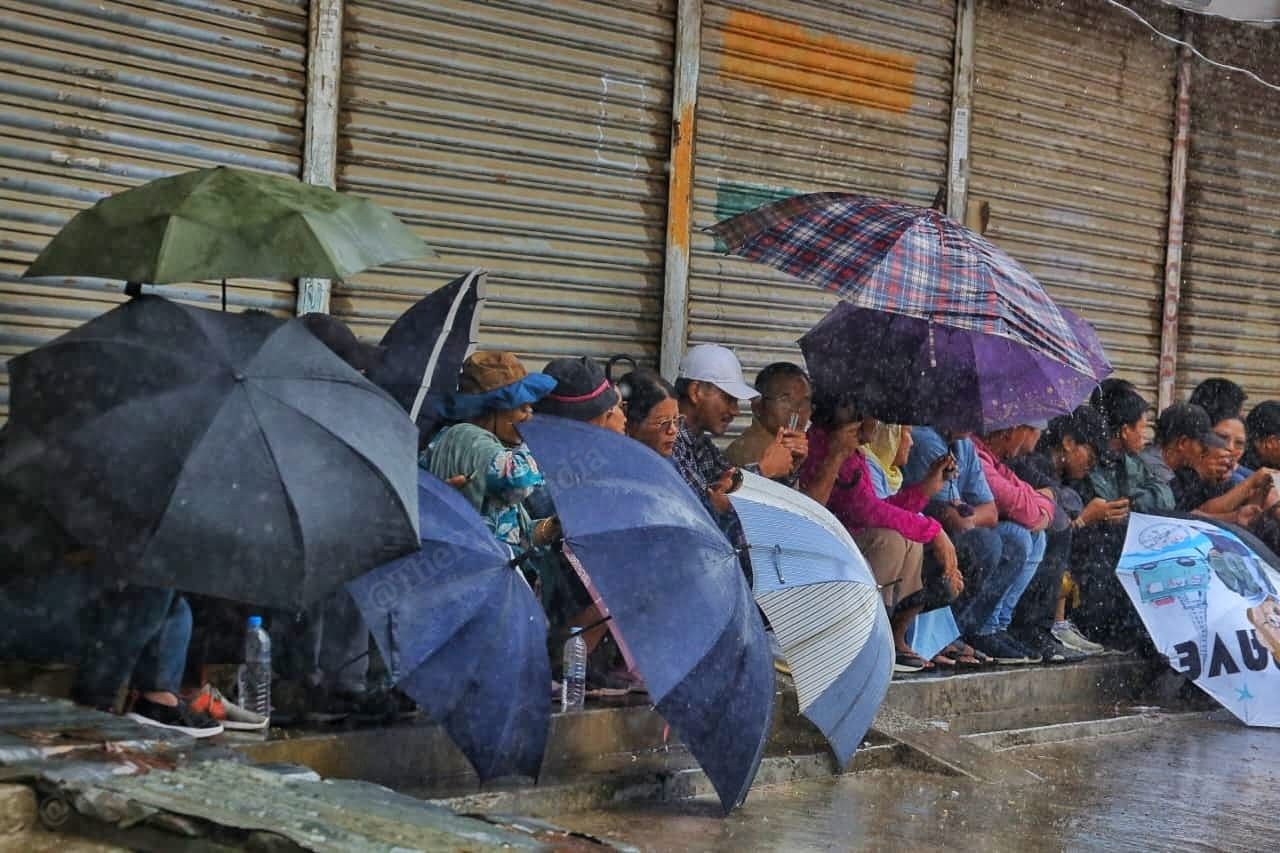 Due to heavy rain locals sitting under the shed | Praveen Jain | ThePrint