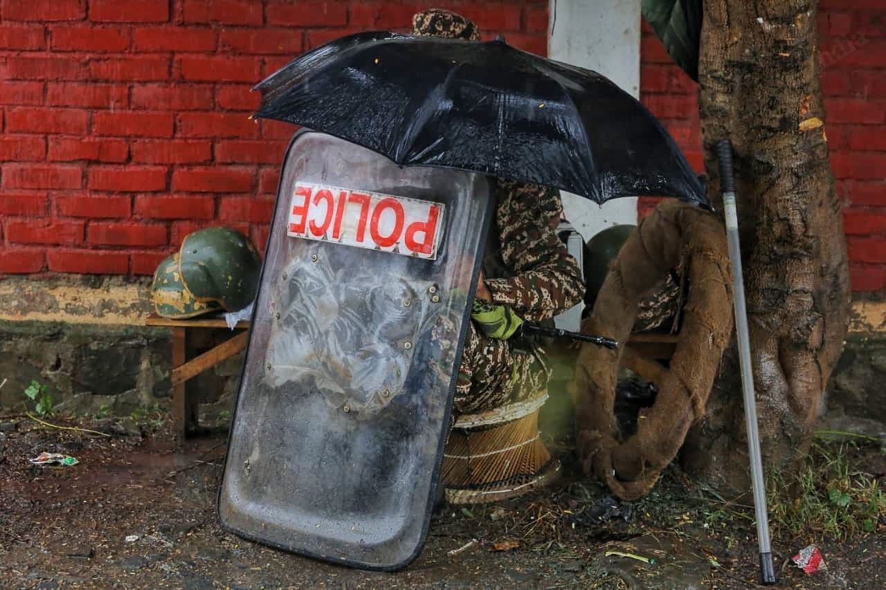 security personnel protecting himself from the rain | Praveen Jain | ThePrint