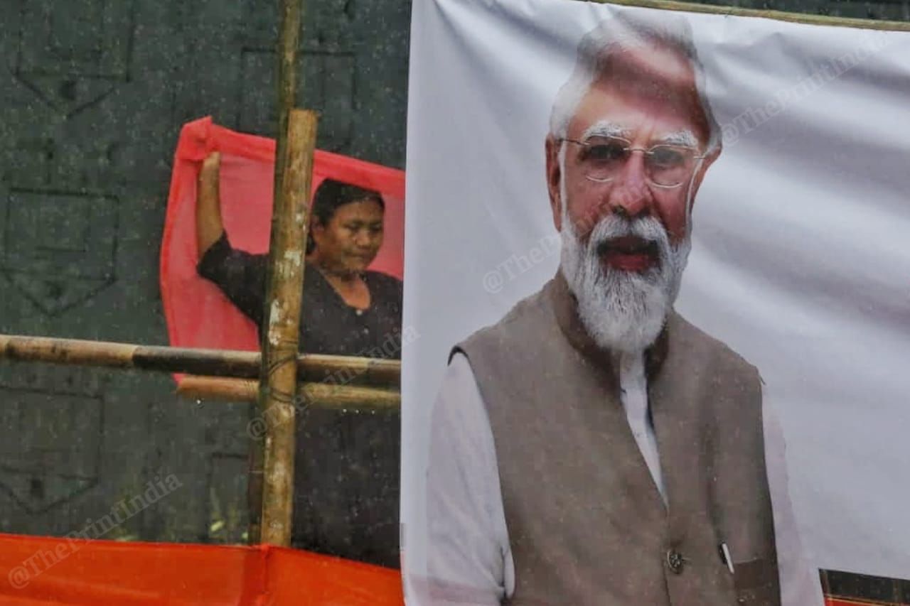 woman wearing a scarf to protect herself from the rain | Praveen Jain | ThePrint