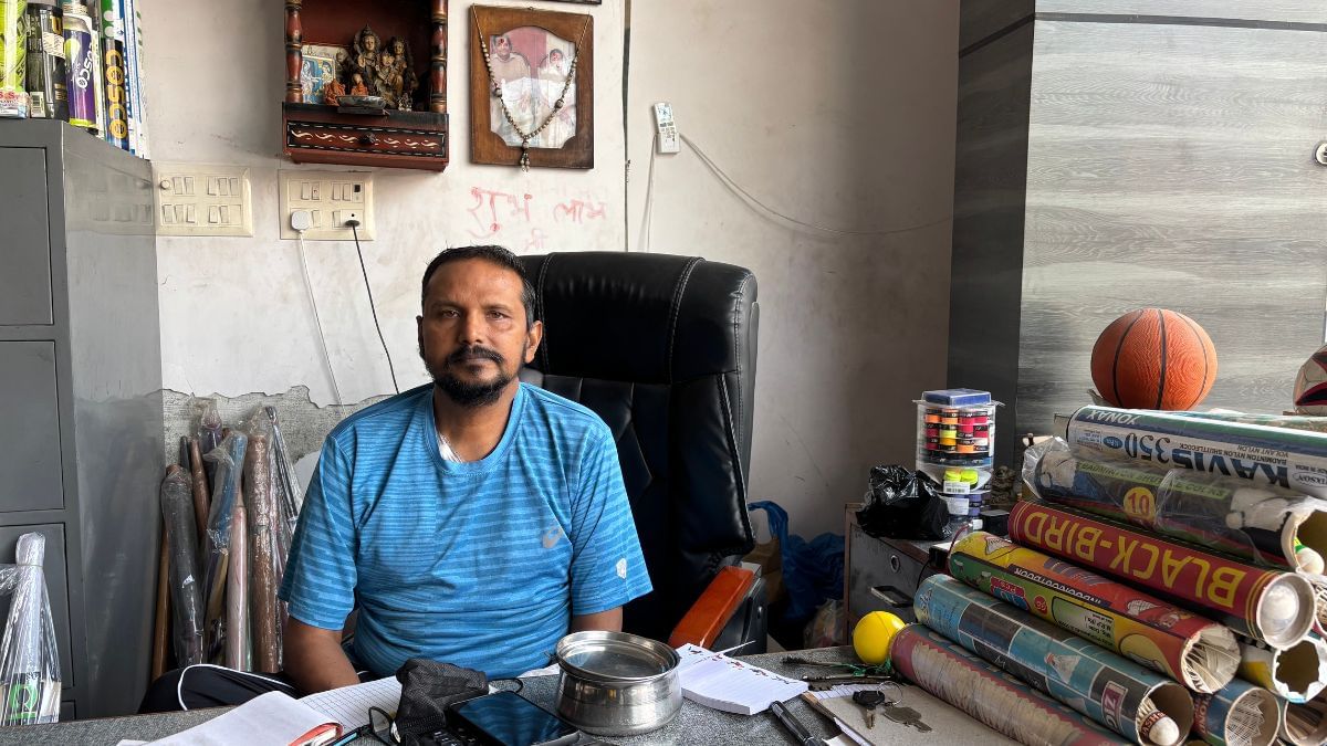 सुरजकुंड, मेरठ में अपनी 60 साल पुरानी स्पोर्ट्स इक्विपमेंट की दुकान पर वीरेश कुमार | फोटो: समृद्धि तिवारी/दिप्रिंट