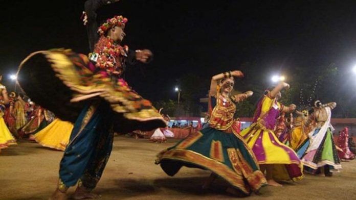 People doing 'garba' on the occasion of Navratri | Commons