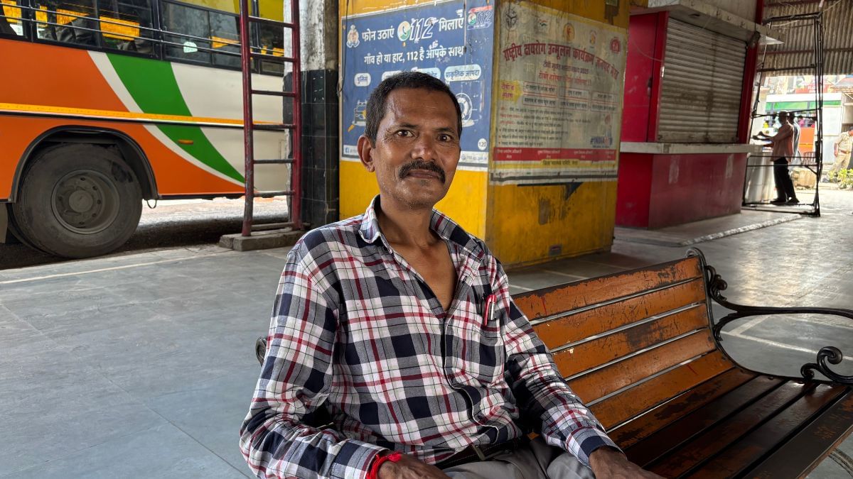 55 साल के कुवंर पाल, सोहराब गेट बस अड्डे पर एक अस्पताल तकनीशियन हैं. हर हफ्ते वे काम के लिए अलीगढ़ जाते हैं | फोटो: समृद्धि तिवारी/दिप्रिंट